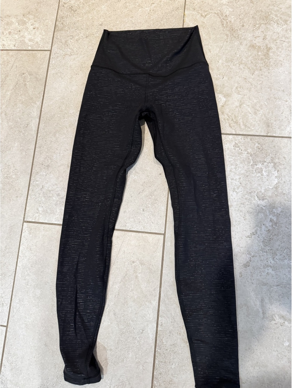 Excellent condition Lululemon 28” black embossed pattern aligns size 4